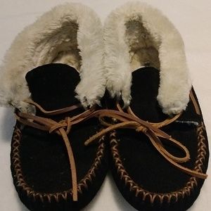 MinneTonka women's Camp collar Moccasin slippers size 8m.
